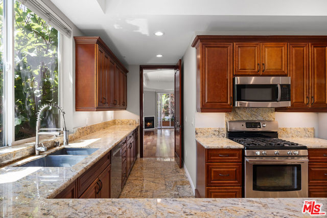 632 N Kings Road, West Hollywood CA: https://media.crmls.org/mediaz/0c427bfb-3b44-4440-b78f-fb740ac83f03.jpg