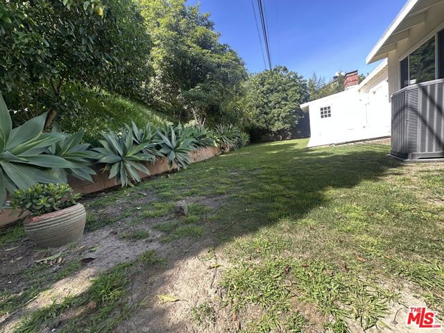 1555 San Ysidro Drive, Beverly Hills CA: https://media.crmls.org/mediaz/0c42817e-e0ae-40f5-a10f-e2438677a1b9.jpg