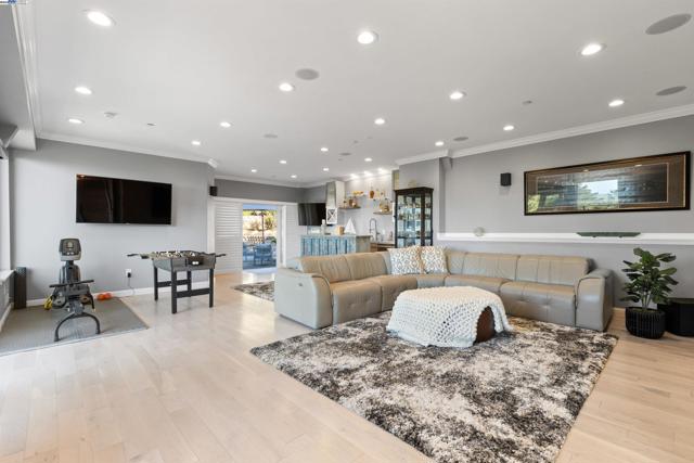 674 Corona Dr, Pacifica CA: https://media.crmls.org/mediaz/0c42cd43-4d6f-42de-b457-17e91a6acea7.jpg