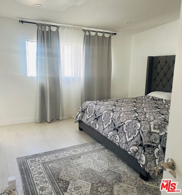 9901 Independence Avenue, Chatsworth CA: https://media.crmls.org/mediaz/0c42dd8c-410e-47f3-b17a-045372cc502f.jpg