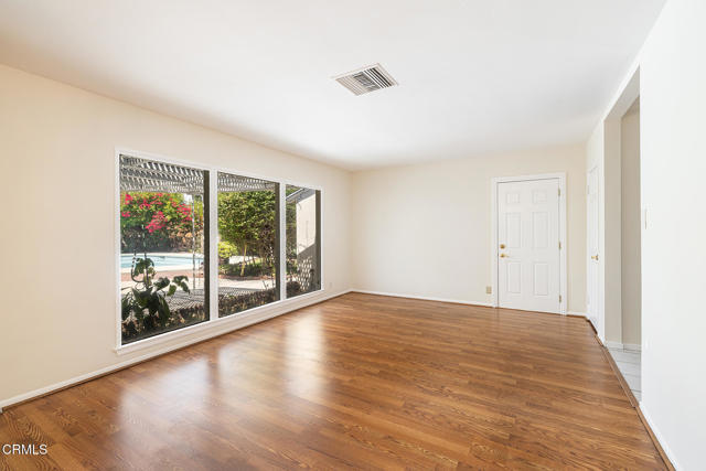 11215 Lull Street, Sun Valley CA: https://media.crmls.org/mediaz/0c45dff5-914f-4587-8a11-18625c1680ae.jpg