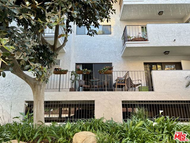 837 N West Knoll Drive, West Hollywood CA: https://media.crmls.org/mediaz/0c45f161-daf4-4b77-8ce8-554da0f6dd29.jpg