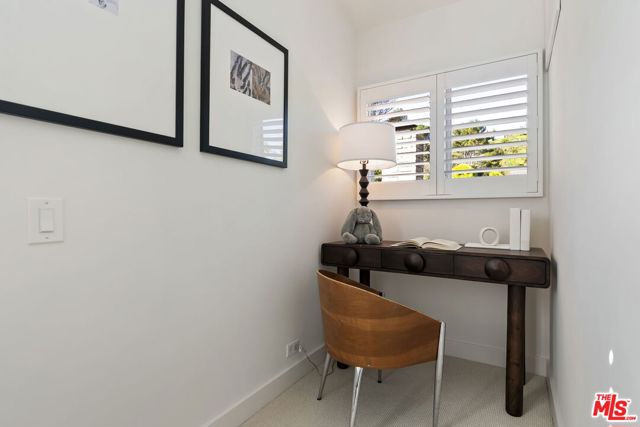 1305 Duende Lane, Pacific Palisades CA: https://media.crmls.org/mediaz/0c46a5a5-dea6-4e21-8417-3c41f4cb5415.jpg