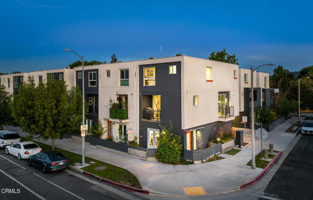 11594 Riverside Drive, Valley Village CA: https://media.crmls.org/mediaz/0c471ecc-0289-4458-aea9-1000ec65a601.jpg