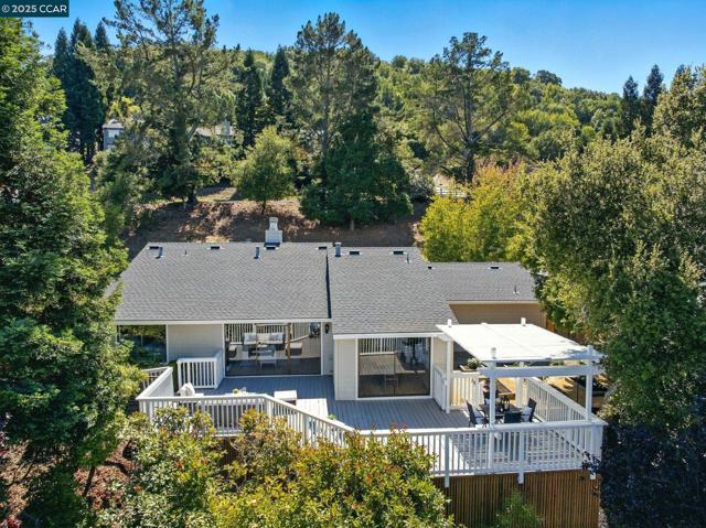 1725 Spyglass Ln, Moraga CA: https://media.crmls.org/mediaz/0c475eb4-672a-44d0-9e87-f2649e13597e.jpg