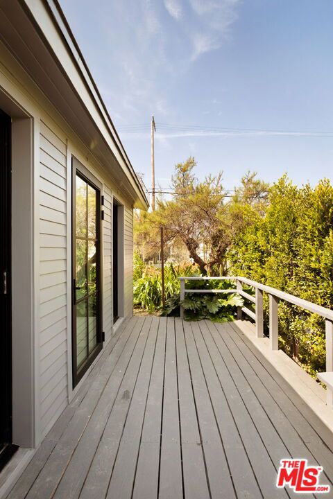 408 Linnie Canal, Venice CA: https://media.crmls.org/mediaz/0c48caa4-097f-4fac-8f6b-dc74cfe44e4e.jpg
