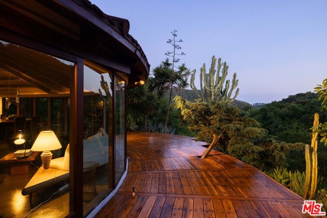 10018 Reevesbury Drive, Beverly Hills CA: https://media.crmls.org/mediaz/0c4a424f-30fe-4d43-a7c9-52563c277df9.jpg