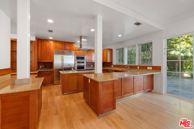 7412 Denrock Avenue, Los Angeles CA: https://media.crmls.org/mediaz/0c4a479c-4876-45fa-b27a-8127de42d668.jpg