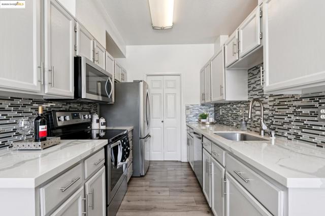 63 Lakeshore Ct, Richmond CA: https://media.crmls.org/mediaz/0c4bd968-fd03-4f93-84c4-b05eaa6d3a76.jpg