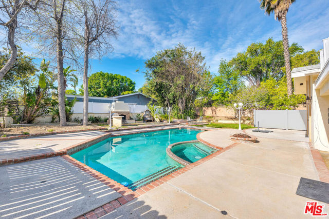5890 Fairhaven Avenue, Woodland Hills CA: https://media.crmls.org/mediaz/0c4bdf8d-3ede-4cfe-b397-66c8ce5cff59.jpg