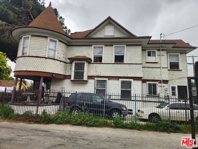 626 E 54th Street, Los Angeles CA: https://media.crmls.org/mediaz/0c4c08c8-90e2-4814-a95e-8f994359669f.jpg