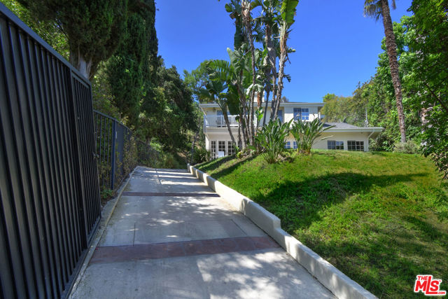 15474 Loom Place, Sherman Oaks CA: https://media.crmls.org/mediaz/0c4c3e71-6e3b-4e2a-a257-503f5ab5b72b.jpg