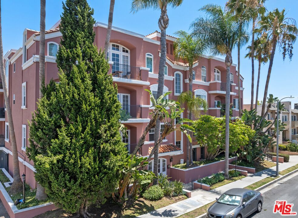 1522 S Saltair Avenue #304