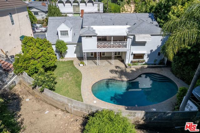 2427 Benedict Canyon Drive, Beverly Hills CA: https://media.crmls.org/mediaz/0c5027a3-c673-45ac-bc29-906209f5ce6a.jpg