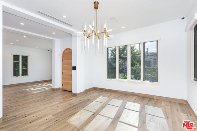 142 N Hamel Drive, Beverly Hills CA: https://media.crmls.org/mediaz/0c50d51f-4478-4ff7-aba6-f92613561874.jpg