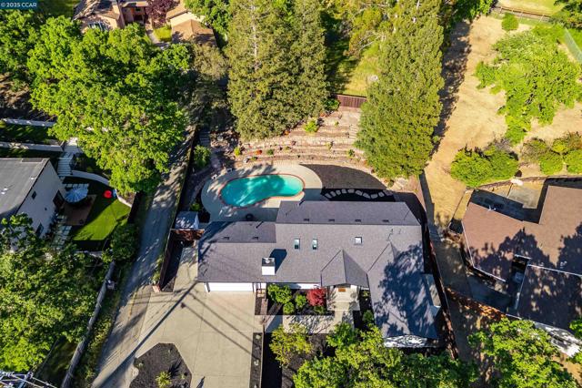 2424 San Miguel Dr, Walnut Creek CA: https://media.crmls.org/mediaz/0c5179ce-fa87-4ef5-b0fb-f527b927038b.jpg