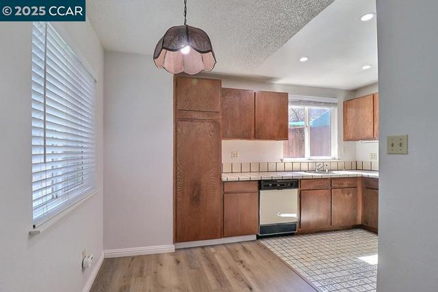 2465 Buena Vista Ave, Walnut Creek CA: https://media.crmls.org/mediaz/0c51caed-308b-4dbd-8186-f8d02d0b6f28.jpg