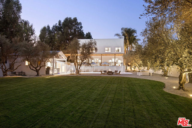 27405 Pacific Coast Highway, Malibu CA: https://media.crmls.org/mediaz/0c532abd-dd29-45dd-864e-5046c27e5401.jpg