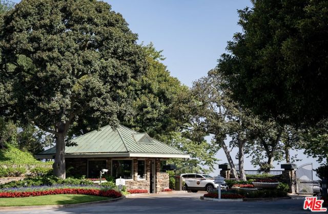 3303 Clerendon Road, Beverly Hills CA: https://media.crmls.org/mediaz/0c547b0d-2149-4d71-abe8-99a439da429d.jpg