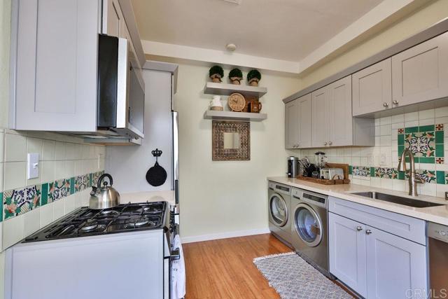 751 G Avenue, Coronado CA: https://media.crmls.org/mediaz/0c550f77-31fc-421f-a99d-e5a91af2bd36.jpg