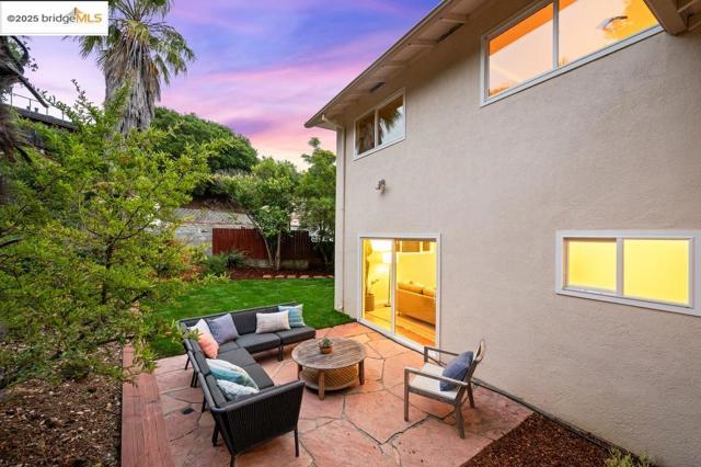 21 Maggiora Ct, Oakland CA: https://media.crmls.org/mediaz/0c5530ce-cb8a-4ae4-8ae5-b1af423d21bf.jpg