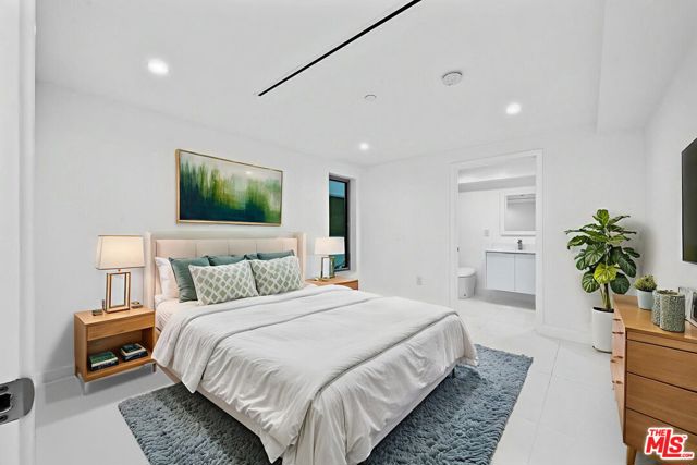 621 N Kings Road, West Hollywood CA: https://media.crmls.org/mediaz/0c554137-8555-4aef-851e-2fe9d76e6d90.jpg