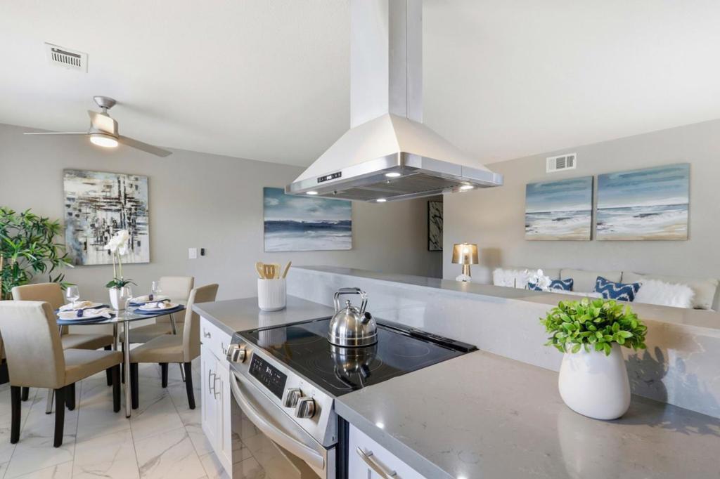 https://media.crmls.org/mediaz/0c555eec-522b-4d6b-8ee4-89af9f4ddc2b.jpg?preset=X-Large