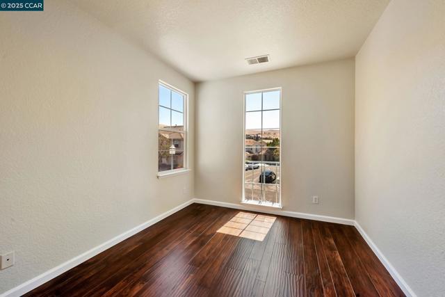 237 Dutra Vernaci Dr, Union City CA: https://media.crmls.org/mediaz/0c55bd1b-ec67-4ad9-a3dd-a8c03bec4900.jpg