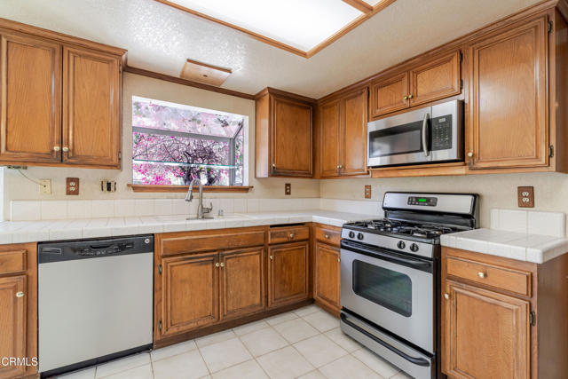 1069 Belleza Street, Camarillo CA: https://media.crmls.org/mediaz/0c55db88-b5b8-4d0a-b037-18788dafd989.jpg