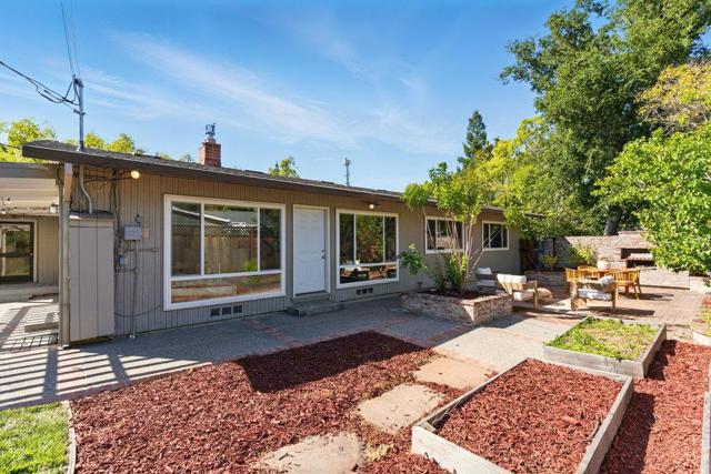 341 Linfield Drive, Menlo Park CA: https://media.crmls.org/mediaz/0c57a6ae-3a77-4d6f-93aa-842aba356218.jpg