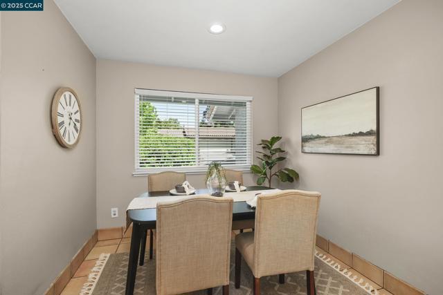 1020 Molad Ct, Concord CA: https://media.crmls.org/mediaz/0c585d03-df16-4e14-9369-d29c34dc422f.jpg