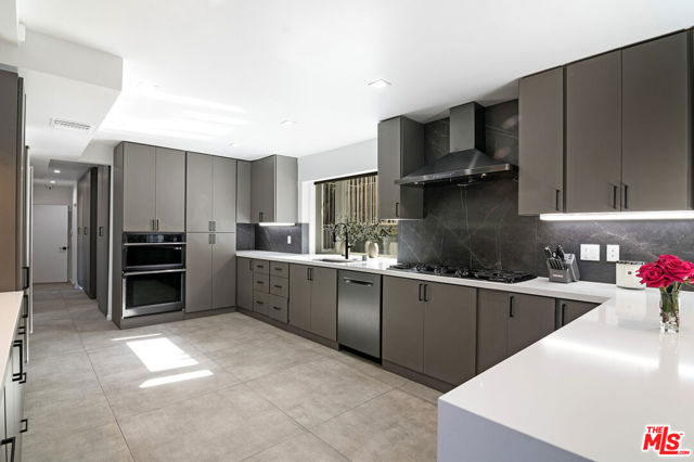 3585 Alana Drive, Sherman Oaks CA: https://media.crmls.org/mediaz/0c58a98b-76a4-4895-b724-7ef89b9e4ef0.jpg