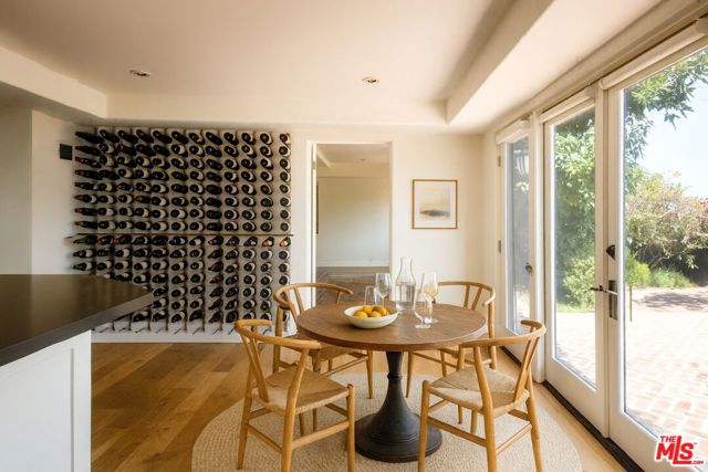 3756 Effingham Place, Los Angeles CA: https://media.crmls.org/mediaz/0c58ba95-556c-467b-bb96-c98048cca247.jpg