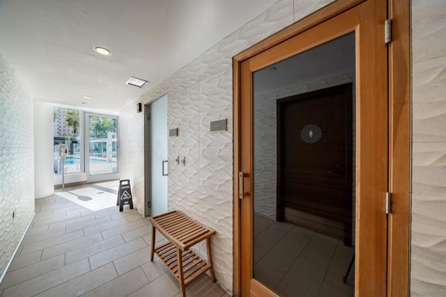 888 W E St, San Diego CA: https://media.crmls.org/mediaz/0c5930e3-5a78-4668-806e-5a7f49e0c439.jpg