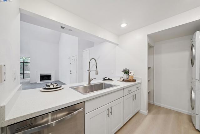 1089 Foxchase Dr, San Jose CA: https://media.crmls.org/mediaz/0c59728f-b1b0-4345-9996-cf96f2f178ff.jpg