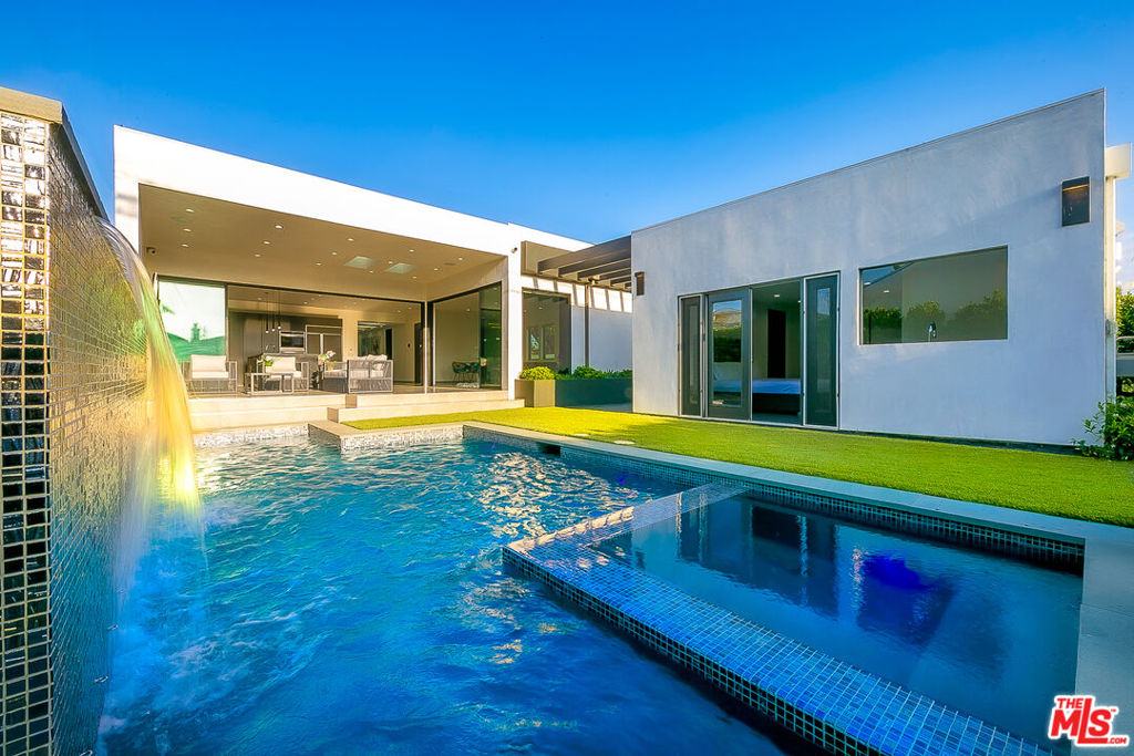 https://media.crmls.org/mediaz/0c59ef06-77e4-410d-84d5-079666d8f310.jpg?preset=X-Large