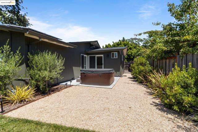 2041 Hidden Valley Dr, Santa Rosa CA: https://media.crmls.org/mediaz/0c5a5e19-1fc1-4881-92bf-e6a6a6b838a8.jpg