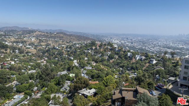 8581 Cole Crest Drive, Los Angeles CA: https://media.crmls.org/mediaz/0c5add99-e3fb-4d01-99d2-e7142b288a6d.jpg