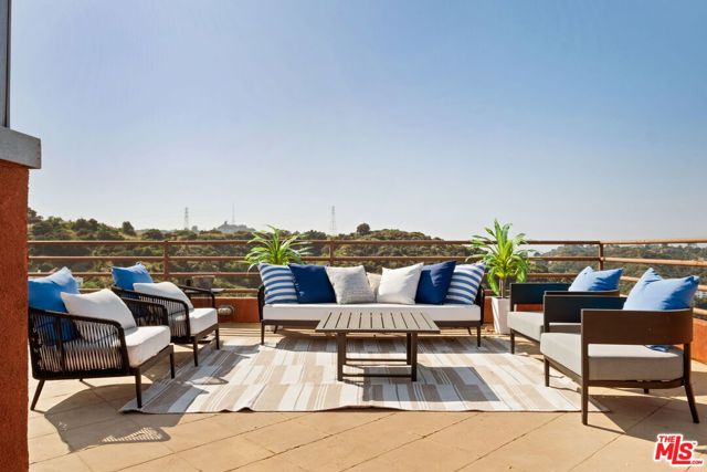 2125 Kew Drive, Los Angeles CA: https://media.crmls.org/mediaz/0c5c0a7a-e1b5-4b1b-94b3-53bd24710b8f.jpg