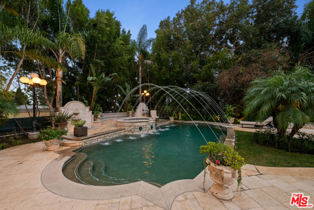1021 N Crescent Drive, Beverly Hills CA: https://media.crmls.org/mediaz/0c5cb185-80d7-4aae-a1b8-ba6edc924daa.jpg