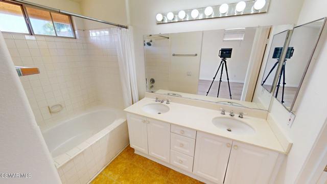 4862 Martona Drive, Oak Park CA: https://media.crmls.org/mediaz/0c5d53ce-273a-465a-8002-3aa89d136a9b.jpg