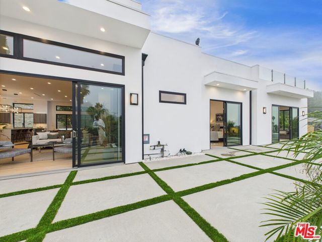 4637 Dunas Lane, Tarzana CA: https://media.crmls.org/mediaz/0c5d7cba-804d-4f5b-aa86-6280e0219588.jpg