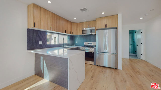 14423 Califa Street, 1/2 photo 7