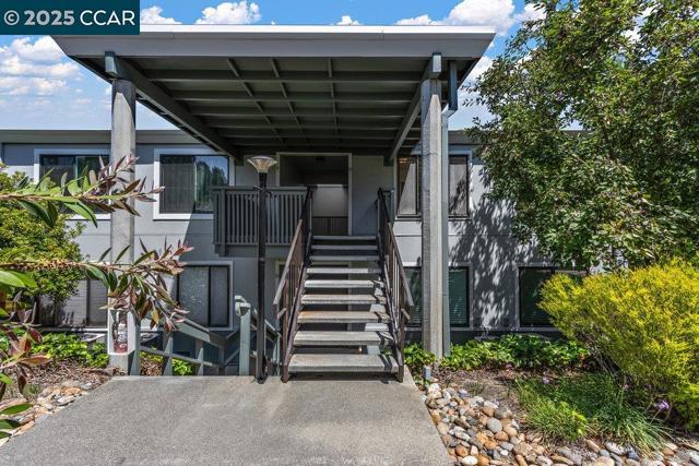 2200 Pine Knoll Dr, Walnut Creek CA: https://media.crmls.org/mediaz/0c5e4a1b-be22-4200-8cd9-1d66e068a05b.jpg