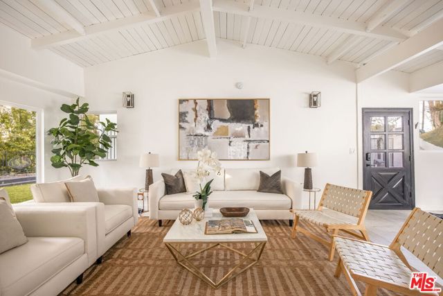 16733 Oak View Drive, Encino CA: https://media.crmls.org/mediaz/0c5e9a00-b29b-4908-b7fc-7522610afdb7.jpg