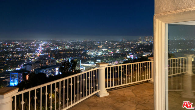 8527 Hedges Way, Los Angeles CA: https://media.crmls.org/mediaz/0c5ea620-0acd-474b-8e6e-c2985508b64e.jpg