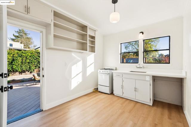 1521 Josephine St, Berkeley CA: https://media.crmls.org/mediaz/0c5f4ebf-edec-4d62-8337-fd4718b33738.jpg
