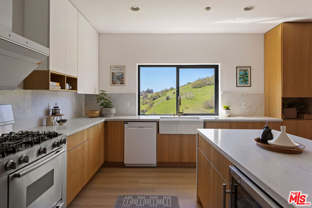 3750 Roberta Street, Los Angeles CA: https://media.crmls.org/mediaz/0c5f6ea1-dd46-4369-8e0a-3c16437cb8c7.jpg
