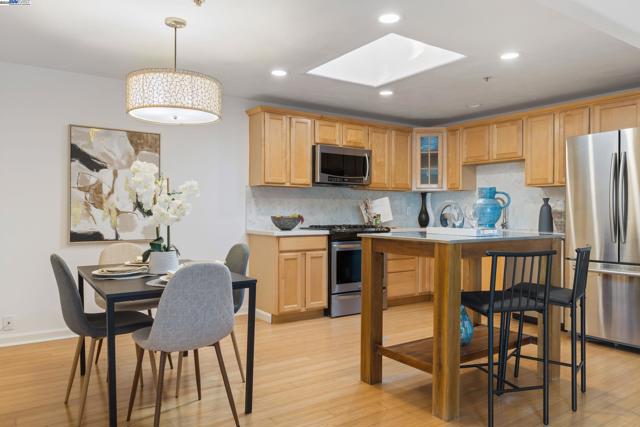 2649 San Pablo Ave, Berkeley CA: https://media.crmls.org/mediaz/0c5fde8c-e2d1-4847-8ebb-0da9c5d39995.jpg