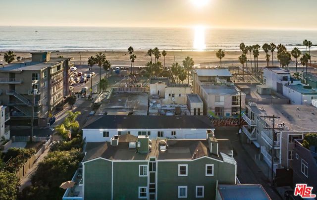 17 20th Avenue, Venice CA: https://media.crmls.org/mediaz/0c60df72-b95b-47d1-98b7-20d31398e785.jpg